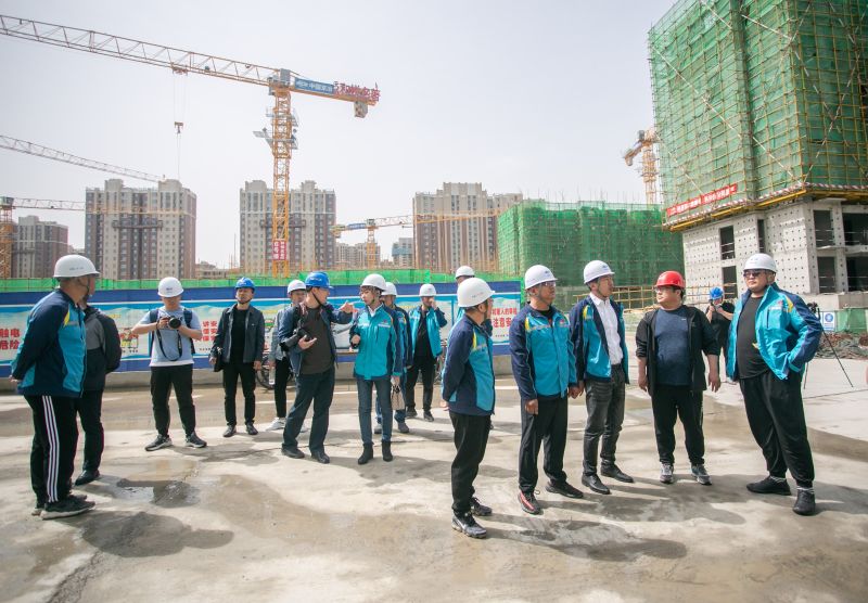6.开新局——项目工程经理带领与会人员参观施工现场