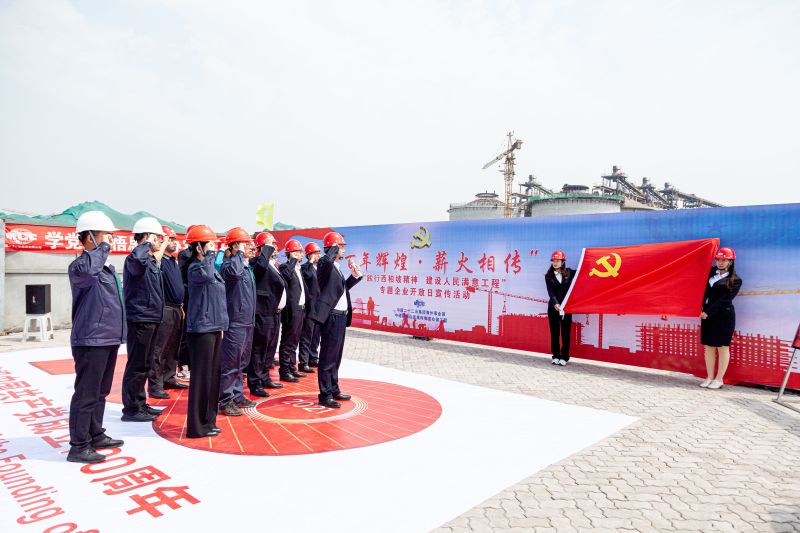 4.悟思想——与会党员面向党旗重温入党誓词,并为“党员先锋队”“党员突击队”授旗