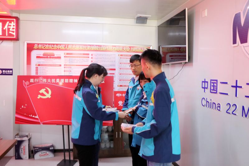 2.学党史——中国二十二冶时代置业公司党委书记赵晓晖发放学习书籍《谁是最可爱的人》 (2)