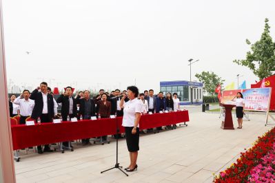 3.悟思想——中国二十二冶集团雄安公司党委书记、纪委书记、代理工会主席胡明琦带领全体党员重温入党誓词 3.悟思想——中国二十二冶集团雄安公司党委书记、纪委书记、代理工会主席胡明琦带领全体党员重温入党誓词
